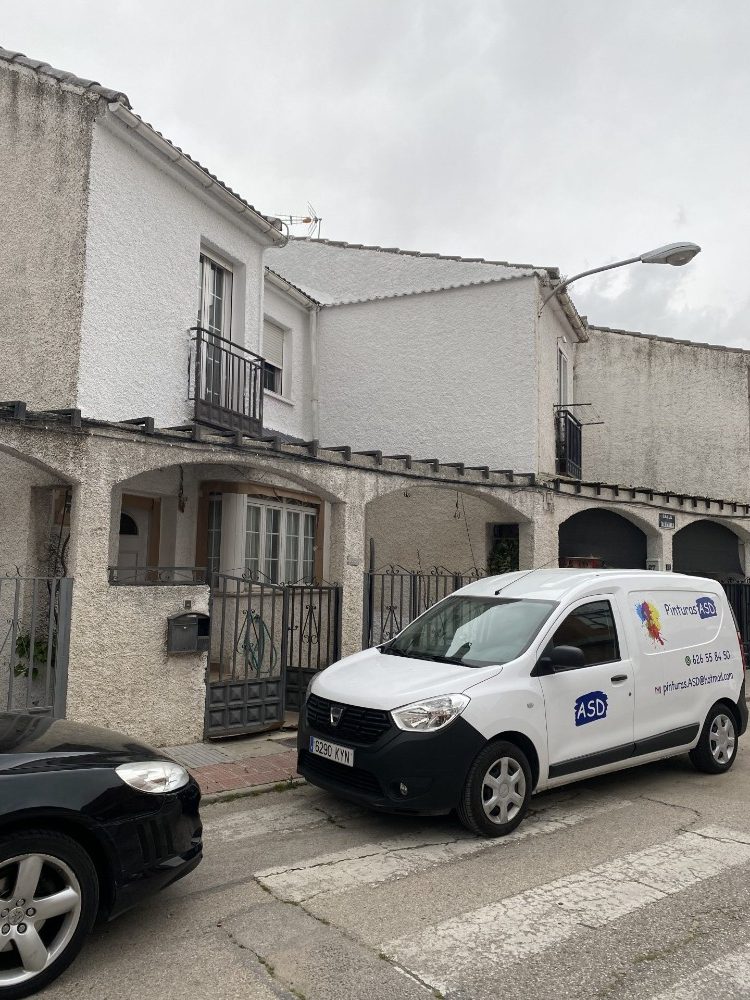 Furgoneta de la empresa aparcada en frente de una casa